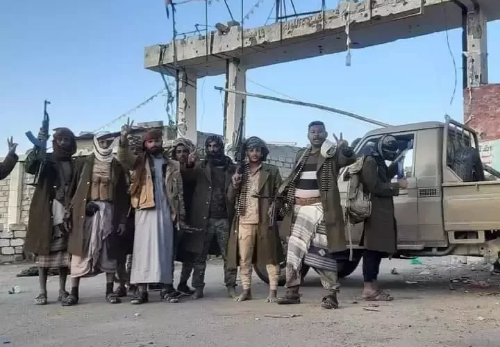 شاهد: العمالقة تنزل علم الجنوب اثناء دخول بيحان وترفع هذا العلم بدلاً عنه