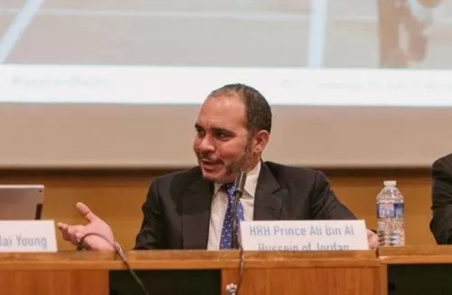 اشهر الأمراء وشقيق الملك ينشر صورة لسروالة الممزق ويقول : معاكي يا روبي