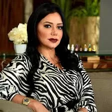 مذيع لبناني شهير ينهار امام حركات اغراء جريئة من رانيا يوسف على الهواء ويقترب ويلتصق بها ويمارس هذا العمل امام المشاهدين على الهواء بعد ان فقد السيطرة على نفسه