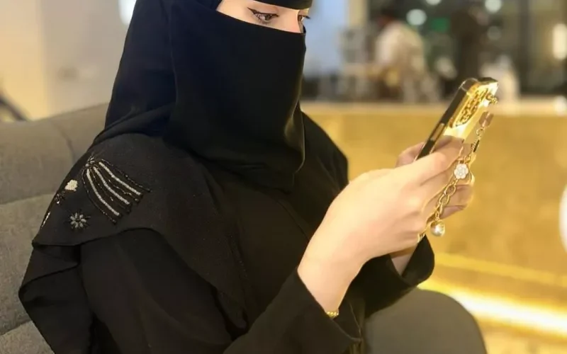 شاهد: سعودية تذهب للشرطة وتبلغ عن شقيقها بسبب عمل قذر مارسه داخل بيت العائلة