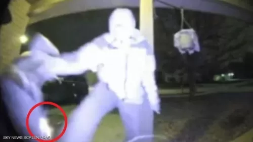 كاميرات المراقبة سجلت حادثة غريب لأغبى لص في العالم اطلق النار على نفسه بطريقة ستجعلك لا تتوقف عن الضحك