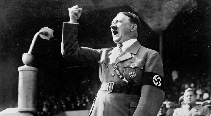 هتــلر يعود للحياة ويرعب العالم بما فعله في اول أيام عمره الجديد