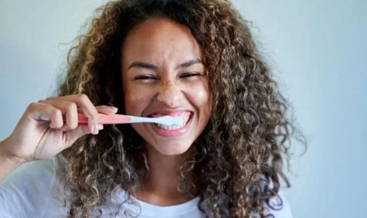 ثلاثة علامات تخبرك انه يجب عليك تغيير فرشة اسنانك فوراً بعد كورونا