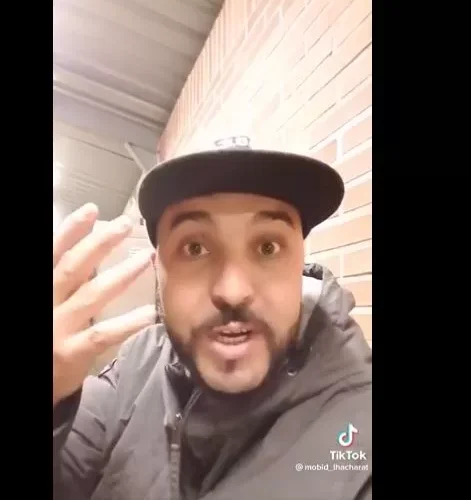 بالفيديو  مشجع مغربي:ايها العرب توقفوا عن الافتخار بإنجازات الامازيع وابتعدوا عنّا .. نحن عجم لسنا عربا !!