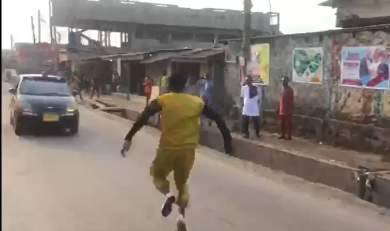 شاب يحاول القفز فوق سيارة تسير بسرعة أمامه!. وفجأة حدثت الكارثة..(شاهد فيديو)