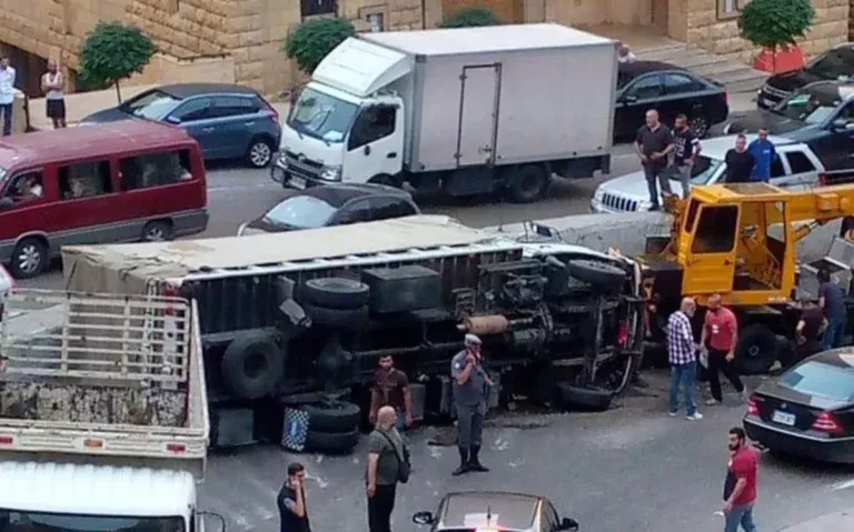 شاهد: فيديو جديد يكشف حقيقة ما كانت تحمله شاحنة حزب الله بعد انقلابها في بيروت