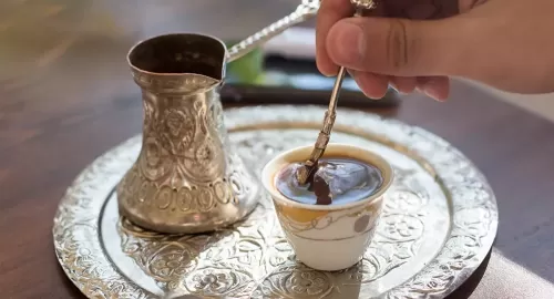 سم قاتل: احذر من تناول القهوة باردة