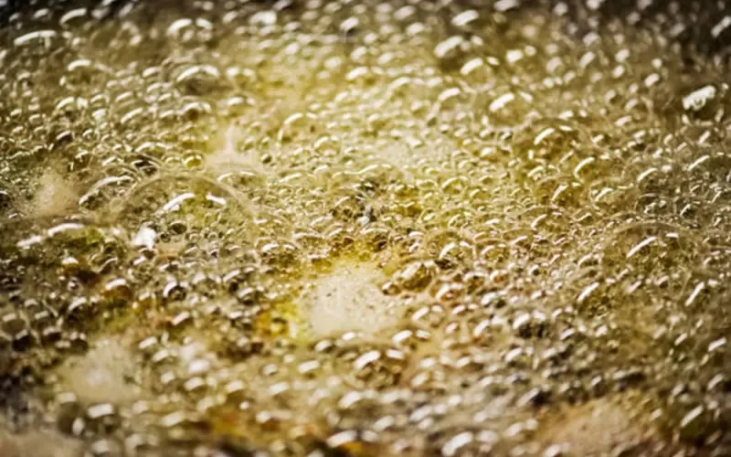 هل تستخدمين زيت القلي أكثر من مرة؟.. خطأ فادح يؤدي إلى هذا المرض القاتل !!