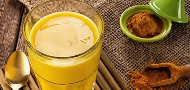 كوب من هذا المشروب المذهل قبل النوم .. يعالج التهابات المفاصل ويعزز المناعة ويقلل مضاعفات أمراض القلب ( إليك طريقة التحضير )