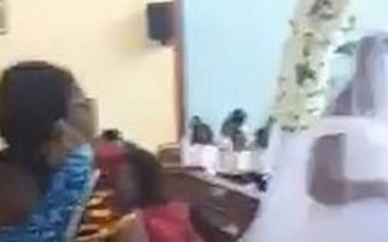 فيديو :ل امرأة سمراء تقتحم حفل زفاف زوجها وتصدم جميع الحاضرين بحقيقته وهكذا كان رد عروسه الجديدة