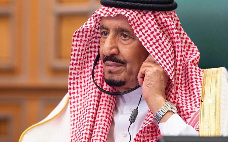 شاهد… صورة ظهرت خلف الملك سلمان تحدث ضجة على الإنترنت