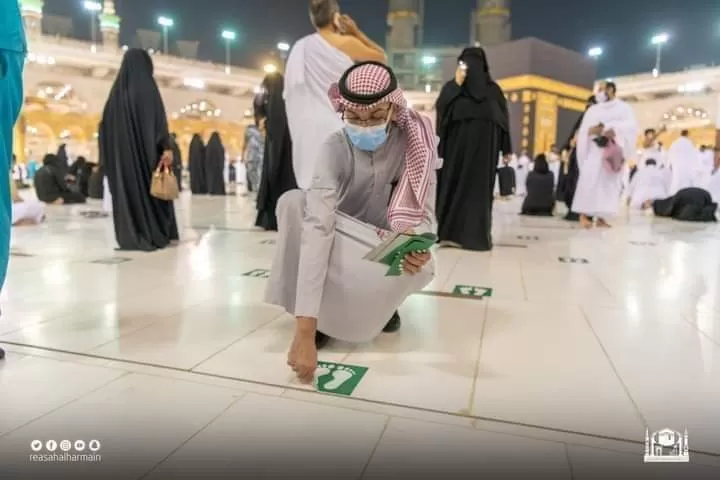 مشهد محزن.. شاهد بالفيديو: وضع علامات التباعد من جديد في المسجد النبوي فهل تحظر الصلاة؟
