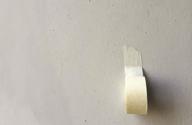 حيلة بسيطة لتثبيت المسامير على الجدران الجصية