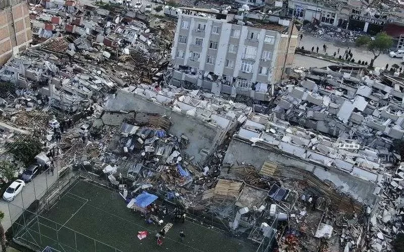 بينهم يمنيون .. ارتفاع أعداد القتلى العرب جراء الزلزال المدمر.. وصرخات متواصلة من تحت الأنقاض