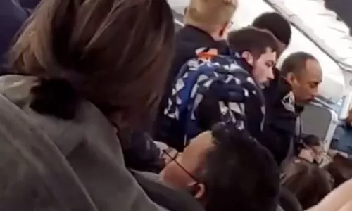 بالفيديو: راكب يحاول فتح باب الطائرة وهي في الجو فكان هذا المصير