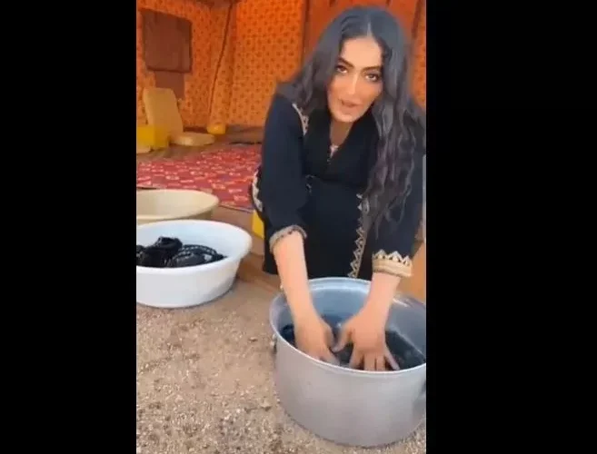 شاهد الرحالة السعودية رشا القرشي التي تسافر على ظهر جمل تغسل ملابسها على يدها داخل خيمة في الصحراء