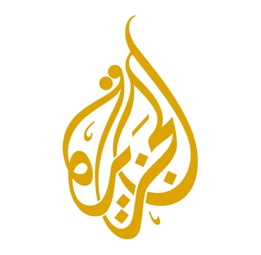 إعلامية شهيرة في قناة الجزيرة ترتدي الحجاب لأول مرة وزميلها المذيع عبد الصمد ناصر يهنئها على الهواء مباشرة.. شاهد الفيديو من تكون؟؟