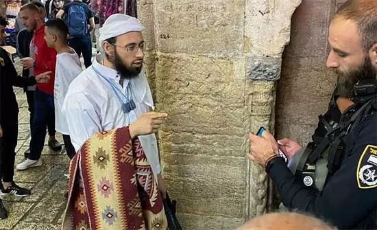 في التفاصيل مستوطن اسرائيلي يتخفى بلباس إسلامي وهذا ما فعله عند المسجد الأقصى