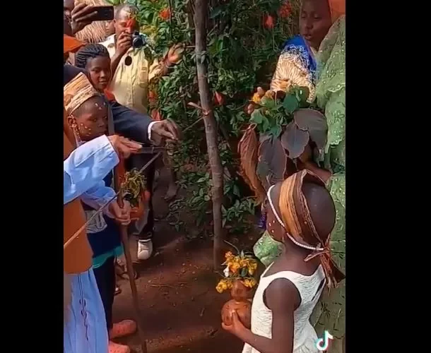 بالفيديو : مواطن سعودي يتزوج من فتاة أوغندية في بلدها ..مما اثار الجدل في المملكة