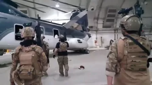 شاهد: استيلاء “طالبان” على طائرات عسكرية عملاقة.. وبعد تفقدها كانت المفاجأة!