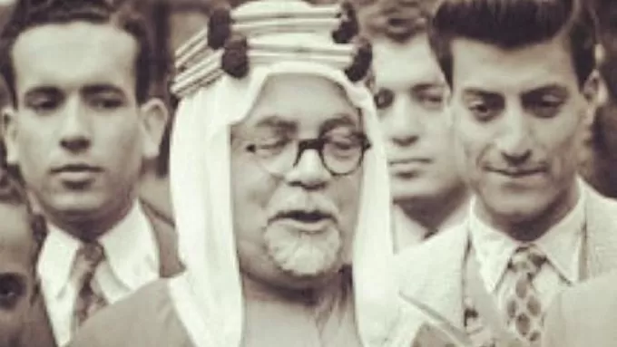 من هو مصمم العلَم السعودي الحالي؟ ولماذا غيّر مقبض السيف من اليسار إلى اليمين؟