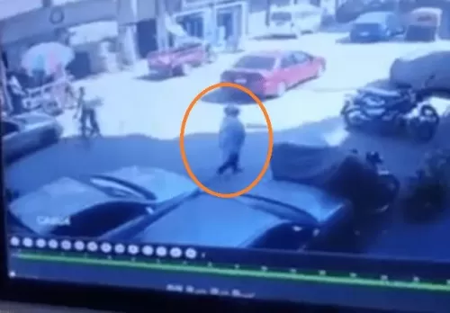 مصرية ترتطم بمرآة سيارة متوقفة .. شاهد: ردة فعل قائد المركبة الصادم