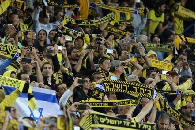 إماراتيّون يستثمرون في نادٍ إسرائيلي تشتهر جماهيره بالعنصرية ضد العرب