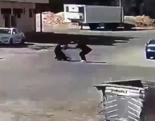 فيديو صادم من الرياض لعملية سطو على سعودية كانت تسير في الشارع وهذا ماحدث وصدم الجميع