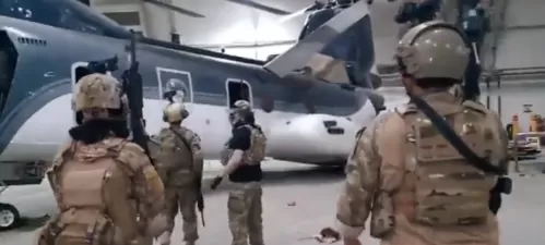 غضب عارم يجتاح حركة ” طالبان ” بعد ما اكتشفته على طائرات عسكرية أمريكية عملاقة بعد الاستيلاء عليها | شاهد صورة