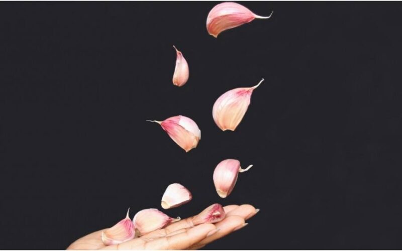 6 استخدامات فعالة للثوم.. قد لا تخطر على بالك
