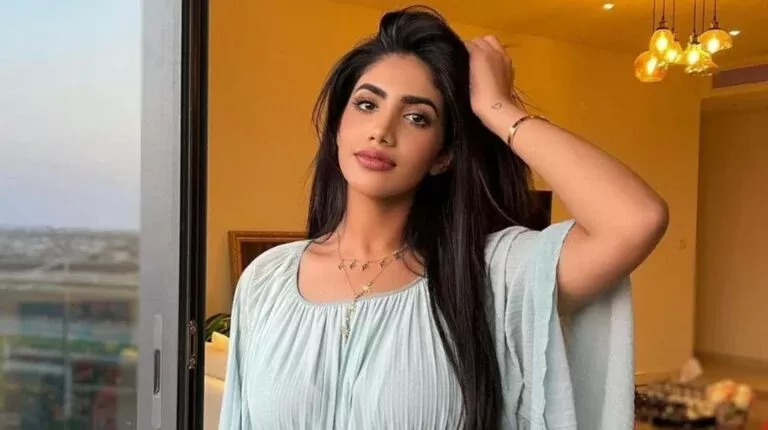 شاهد عارضة ازياء سعودية شهيرة تتحدث وسط مجموعة من الشباب عن دورتها الشهرية