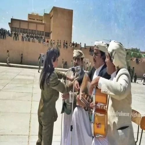 صورة نادرة للثلاثي الكوكباني في ليبيا وفتاة تقدم لهم هذا الشيء