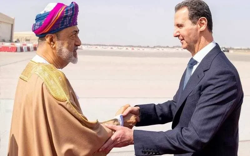 بشار الأسد يزور سلطنة عمان ويحظى باستقبال رسمي.. والإعلان عن اتفاق مع السلطان هيثم بن طارق