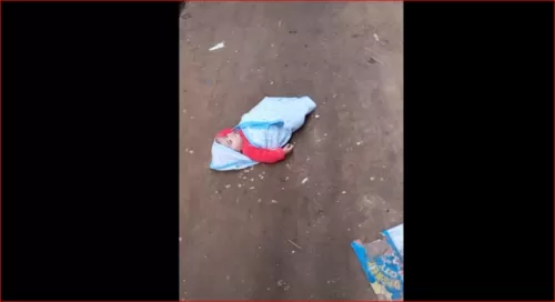 شاهد: فيديو صادم لأُم ترمي رضيعها في الشارع وترحل