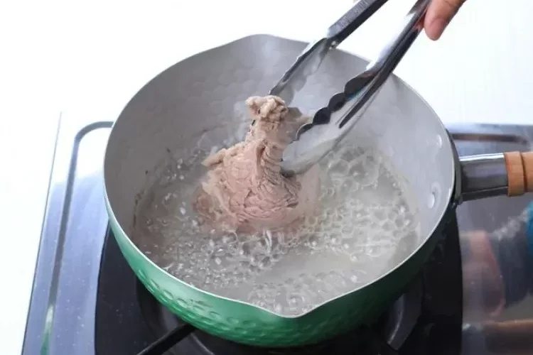 عند إضافة هذا المكون البسيط اثناء سلق اللحمة سيجعلك تتمتع بمذاق مختلف افضل من اي مطعم