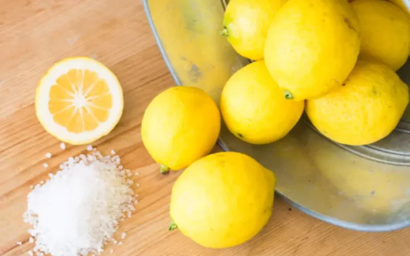 شاهد المعجزة بنفسك عند وضع خلطة الملح والليمون على قدميك وستتغير حياتك خلال دقائق