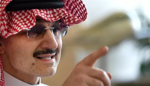 رد فعل غير متوقع للأمير الوليد بن طلال مع شاب سعودي قال له “ركز معي”