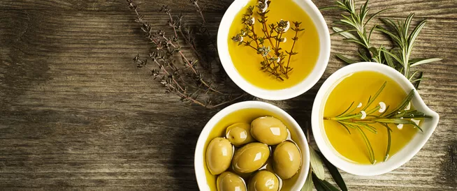 شاهد المعجزة التي ستغير حياتك عندما تضع ملعقة من زيت الزيتون على هذا لجزء الحساس من جسم المرأة في غرفة النوم