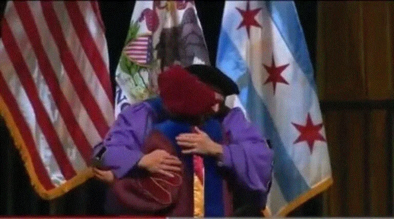 من هي تغريد السابح زوجة نجل سلمان العودة التي أثارت الجدل بإحتضانها أستاذها الجامعي بحفل تخرجها ؟