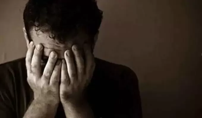 الكويت امرأة تغازل رجل داخل بقالة.. وحين غادرت اكتشف الصدمة !!