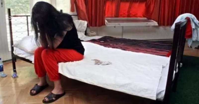 قهرت الشيطان بمكرها..  زوجة مصرية تعاشر عشيقها بوجود زوجها في المنزل وعلى سريره وبدون علمه !