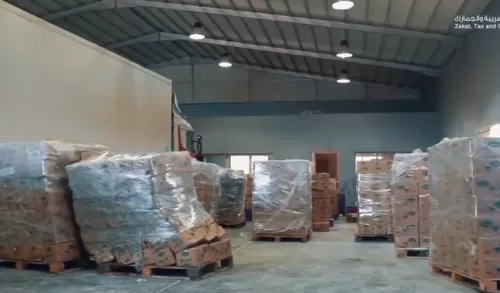 شاهد.. جمارك منفذ في السعودية تشتبه بكراتين “معجون طماطم” .. وعند تفتيشها كانت المفاجأة!