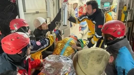 بالفيديو: لماذا تُلفّ أجساد الناجين من تحت الأنقاض بأكياس برّاقة؟