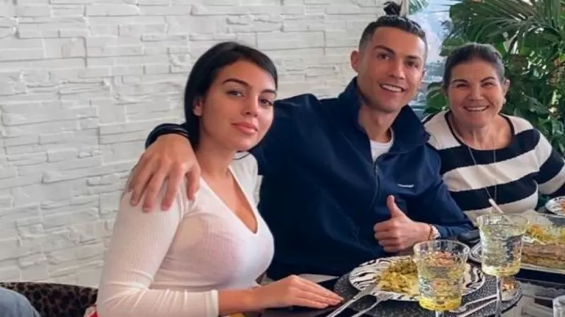 والدة رونالدو تمنع زواجه رسمياً من جورجينا في السعودية وتبرر رفضها بهذا السبب الصادم!