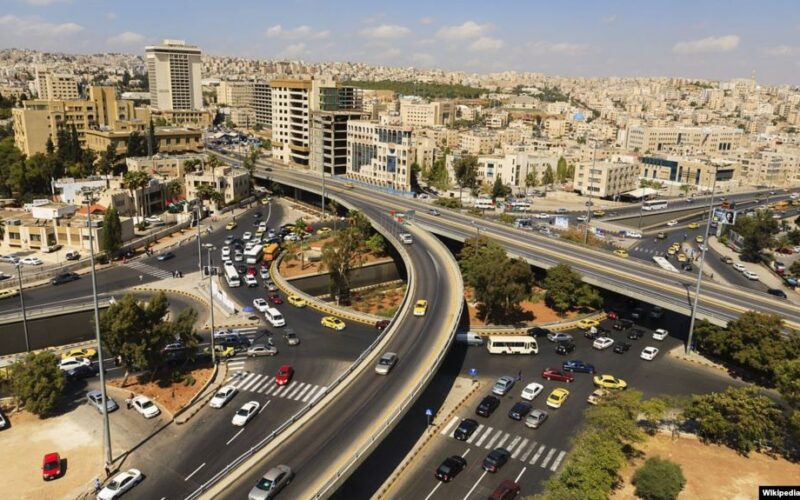 صافرات الانذار تدوى في عاصمة عربية ..والسلطات توجه بيان عاجل للسكان وتعلن حظر تجوال شامل !