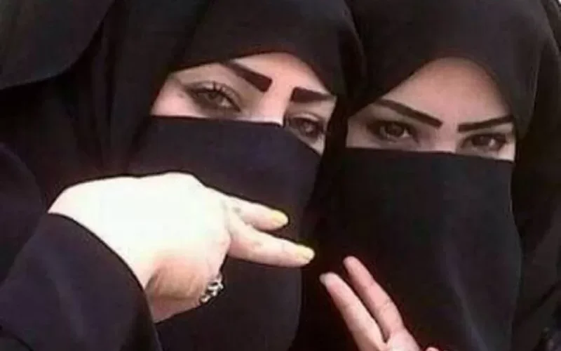 فتاة سعودية تعطي جوالها للناس في وسط الشارع وتباغتهم بطلب صادم .. لن تصدق ماذا طلبت!