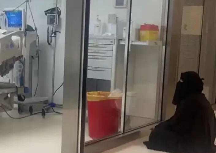 مشهد مؤلم لأم كويتية تراقب طفلها وهو ينازع ويلفظ أنفاسه الأخيرة