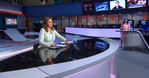 الخليج يشتعل بعد نشر هذه الصورة لمذيعة في قناة الجزيرة