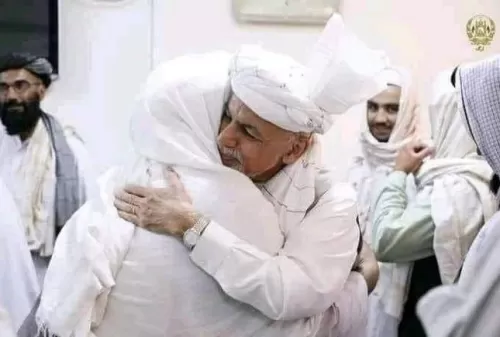 شاهد.. ‏الرئيس الأفغاني يحتضن قائد حركة طالبان في كابل ويسلمه السلطة