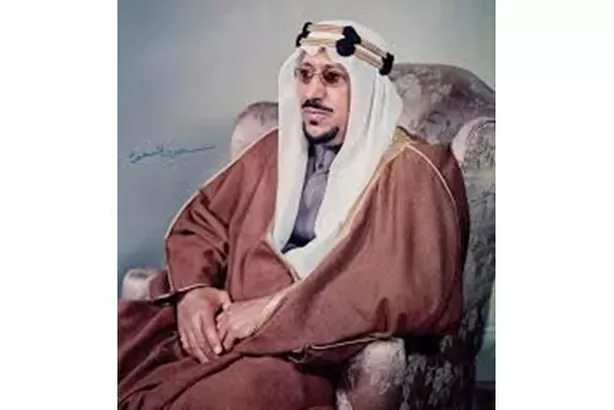 نشر صورة نادرة للملك سعود من حفل عشاء ملكي فاخر وهذا ما كان على طاولة الطعام